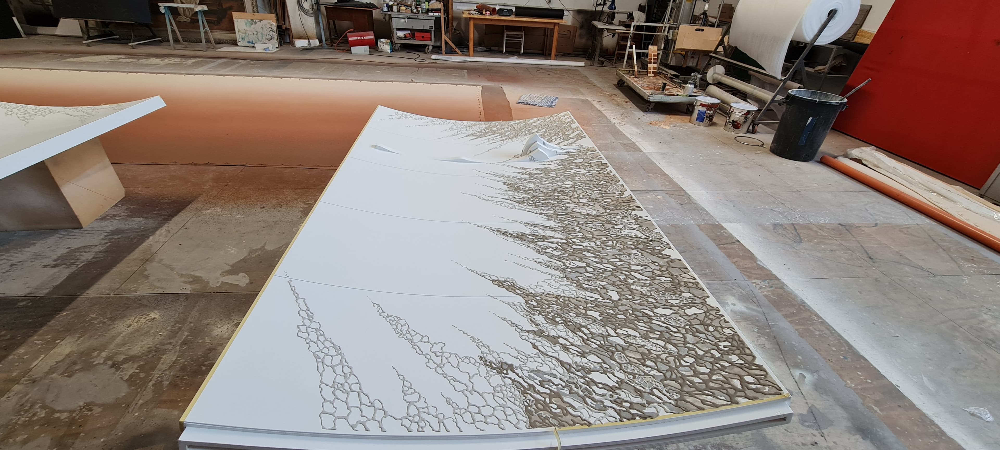 Vista dall'alto di un grande pannello decorato con complesse venature di texture risaltate sulla superficie.