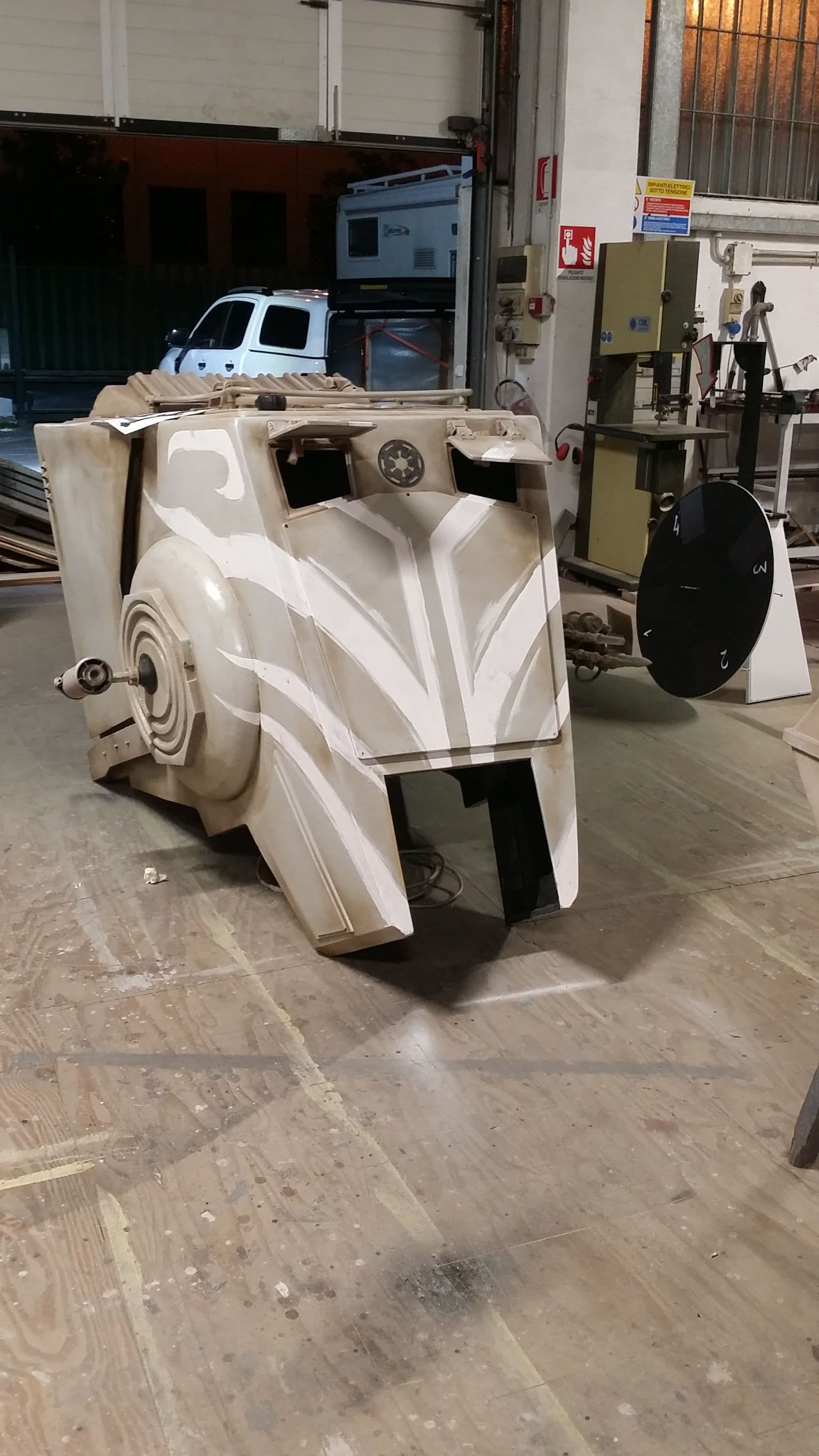 Vista frontale della testa della cabina di pilotaggio di un camminatore AT-ST di Star Wars in fase di costruzione in officina